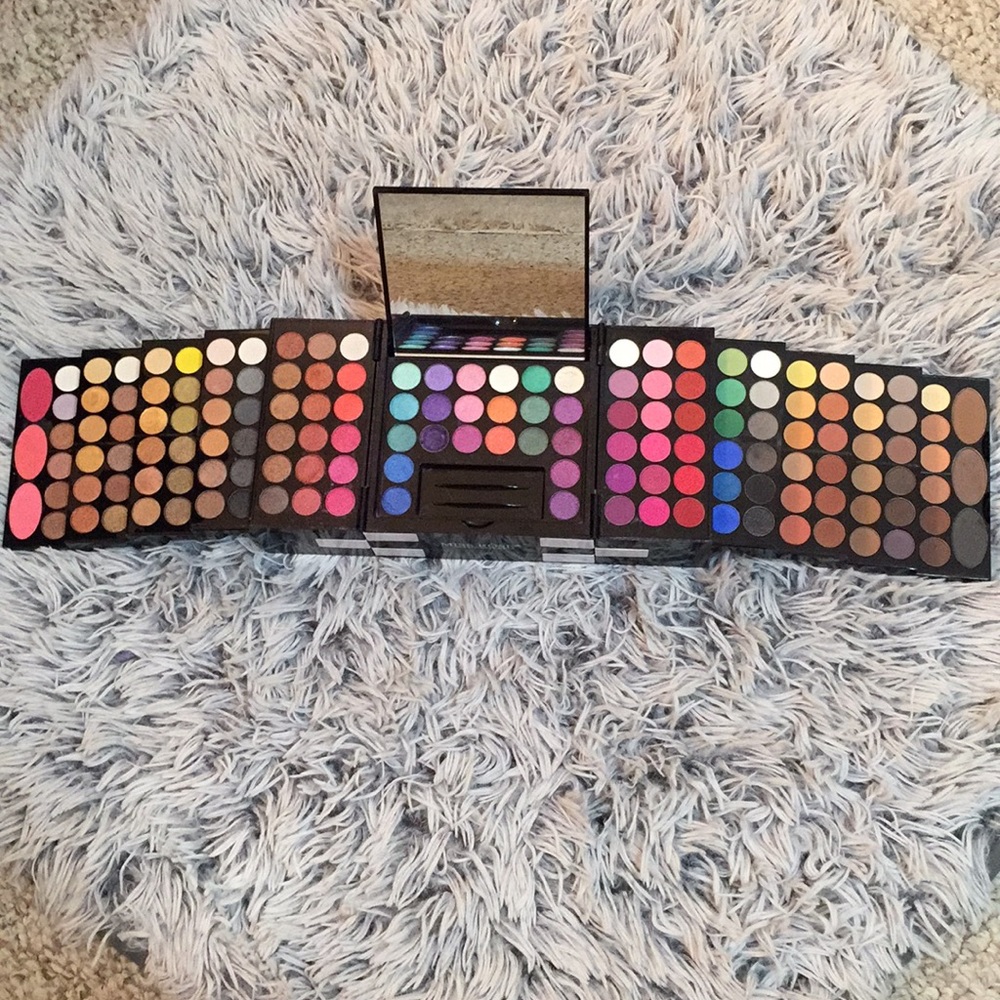 142 Color Eyeshadow Palette